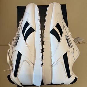 Reebok Royal Glide fits Women’s size 8 (youth size 6) White and Navy.